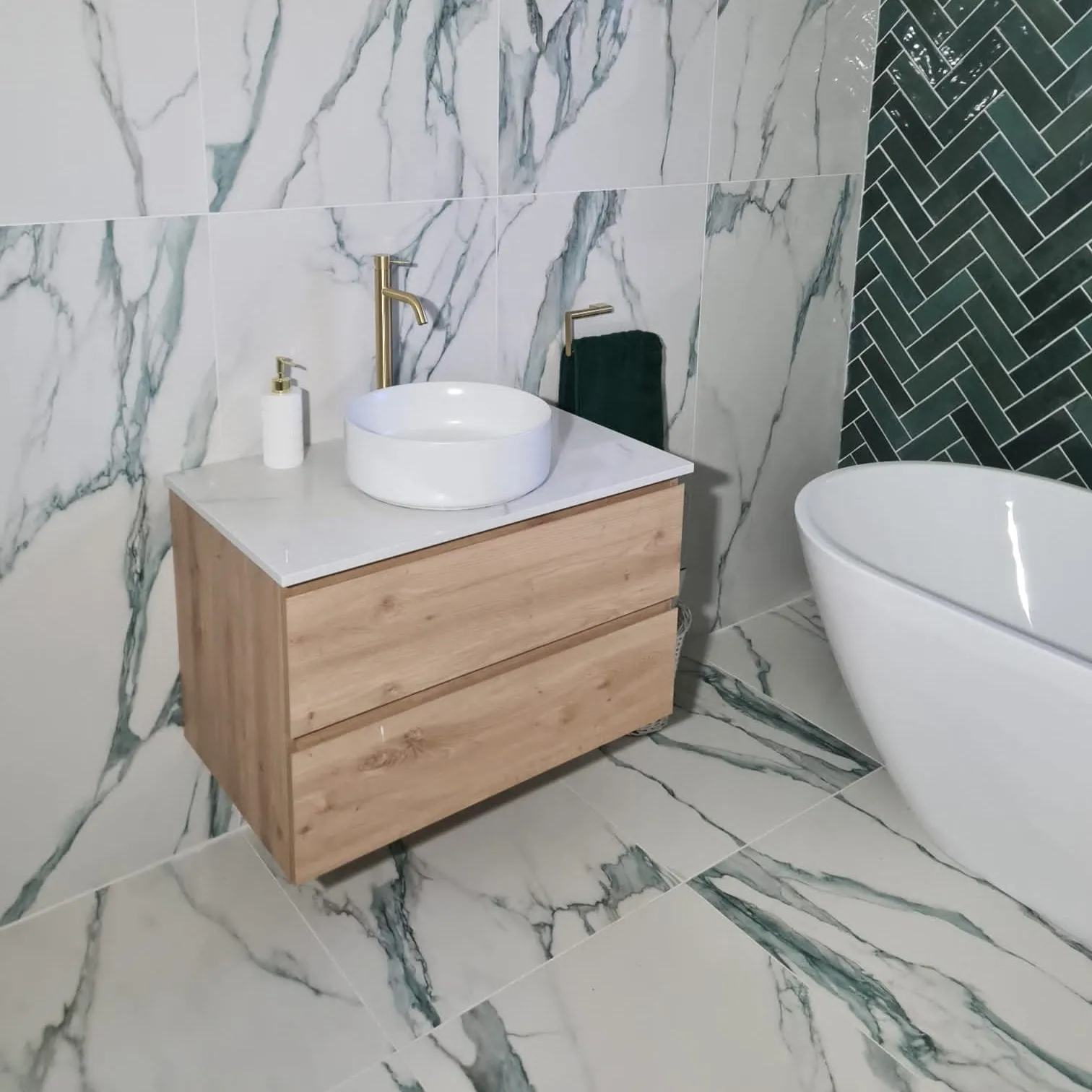 Granlusso Rocco Oak Wall Mounted Vanity Unit With Carrara Marble Effect Worktop